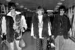 Участники The Rolling Stones Кит Ричард, Брайан Джонс и Билл Уаймен в лондонском аэропорту Хитроу перед вылетом в США, 1967 год