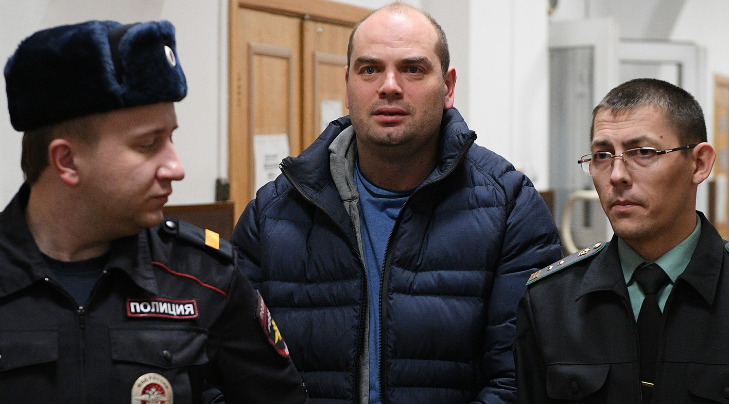 Председатель совета директоров «Вятка-банка», экс-председатель правления банка «Восточный» Алексей Кордичев (в центре) в Басманном суде перед избранием меры пресечения фигурантам дела о мошенничестве, задержанным в рамках коммерческого спора по банку «Восточный», 15 февраля 2019 года