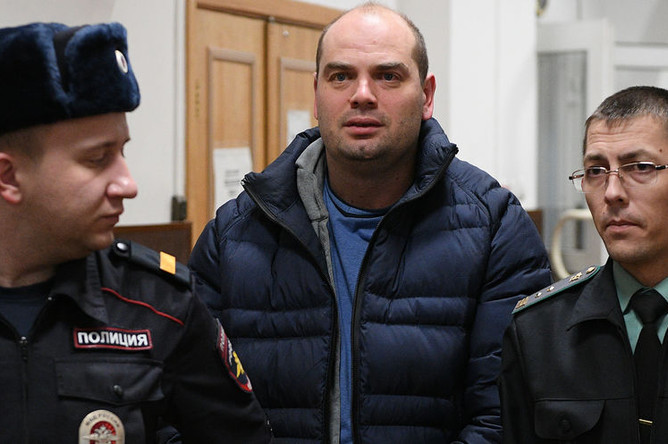 Председатель совета директоров «Вятка-банка», экс-председатель правления банка «Восточный» Алексей Кордичев (в центре) в Басманном суде перед избранием меры пресечения фигурантам дела о мошенничестве, задержанным в рамках коммерческого спора по банку «Восточный», 15 февраля 2019 года