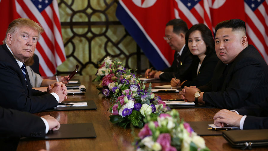 Президент США Дональд Трамп и высший руководитель КНДР Ким Чен Ын во время переговоров во вьетнамском Ханое, 28 февраля 2019 года