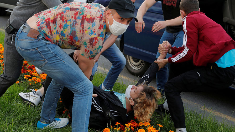 Во время несанкционированной акции оппозиции в поддержку экс-кандидата в президенты Белоруссии Виктора Бабарико в центре Минска, 14 июля 2020 года
