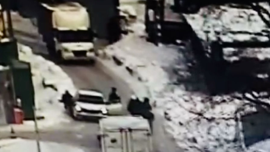 Конфликт со стрельбой на юго-западе Москвы около ТЦ Принц Плаза попал на видео