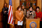 Сенаторы Джо Байден, Барбара Боксер и другие женщины-конгрессмены на пресс-конференции, посвященной Закону о насилии в отношении женщин, 1993 год