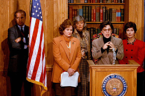 Сенаторы Джо Байден, Барбара Боксер и другие женщины-конгрессмены на&nbsp;пресс-конференции, посвященной Закону о&nbsp;насилии в&nbsp;отношении женщин, 1993&nbsp;год
