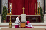 Архиепископ Георг Генсвайн целует Библию на гробу бывшего папы Бенедикта XVI во время его похорон на площади Святого Петра в Ватикане, 5 января 2023 года
