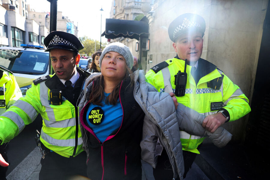 Полицейские задерживают шведскую экоактивистку Грету Тунберг на&nbsp;акции протеста против ископаемого топлива в&nbsp;Лондоне, Великобритания, 17&nbsp;октября 2023&nbsp;года