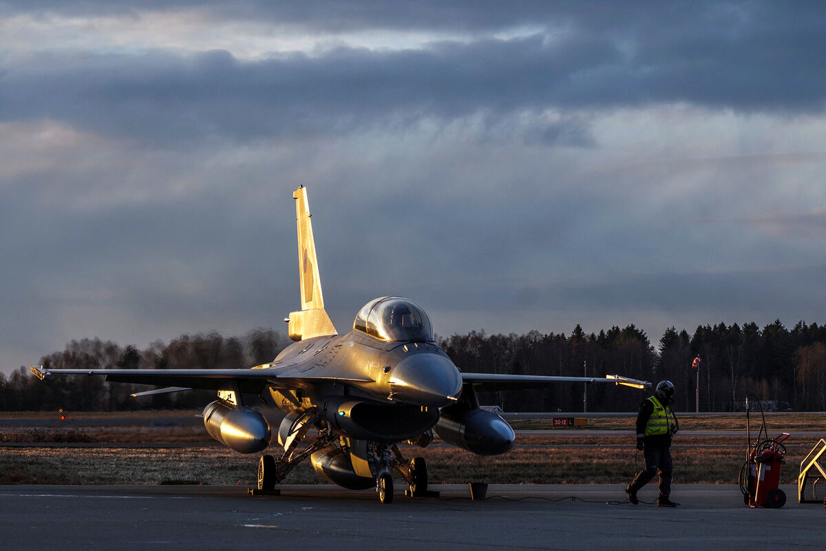 Смех вместо истребителей. Украина может не получить обещанные самолеты F-16  - Газета.Ru