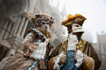 Участники Венецианского карнавала на улицах города, 27 января 2024 года 