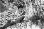 Сальвадор Дали на пляже недалеко от своего дома в Кадакесе на испанском побережье Коста-Брава, 1955 год