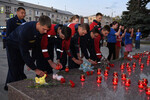 Представители власти и жители Луганска подносят свечи, цветы и игрушки к стихийному мемориалу в память о погибших при атаке украинских националистов на Курскую область.
<br>
<br>г. Луганск, Луганская Народная Республика, Россия. 8 августа 2024 г.