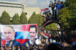 Участники митинга студентов университета «Баас» в Хомсе в поддержку операции Воздушно-космических сил РФ в Сирии.