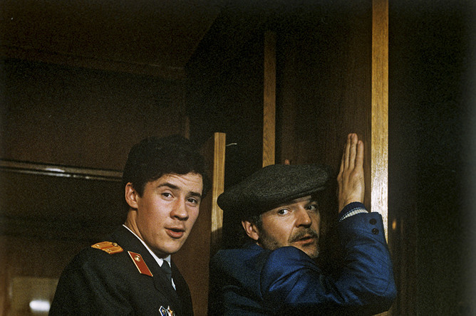 Кадр из фильма «В городе Сочи темные ночи», 1990 год