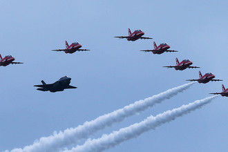Пролет истребителя F-35 и пилотажной группы Королевских ВВС Великобритании «Красные стрелы» на международном авиационно-космическом салоне «Фарнборо-2016»
