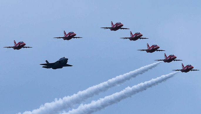 Пролет истребителя F-35 и пилотажной группы Королевских ВВС Великобритании «Красные...