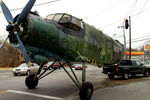 Советский самолет Ан-2 во время транспортировки в городе Норт-Кингстаун, штат Род-Айленд, 2004 год. Владелец — президент Antonov Foundation Дэймон Айз