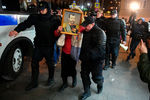 Сотрудники полиции задерживают участницу одиночного пикета во время премьеры фильма «Матильда» в Москве, 24 октября 2017 года