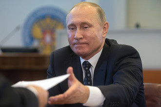Президент России Владимир Путин в Центральной избирательной комиссии во время подачи документов для выдвижения кандидатом на предстоящих в 2018 году выборах президента РФ
