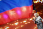 Лариса Долина выступает на праздничном концерте «Мы - вместе!» на Красной площади в Москве, посвященном празднованию Дня России, 2020 год