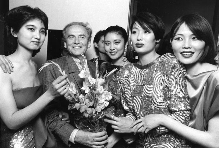 Французский модельер Пьер Карден после показа в&nbsp;Пекине, 1985 год