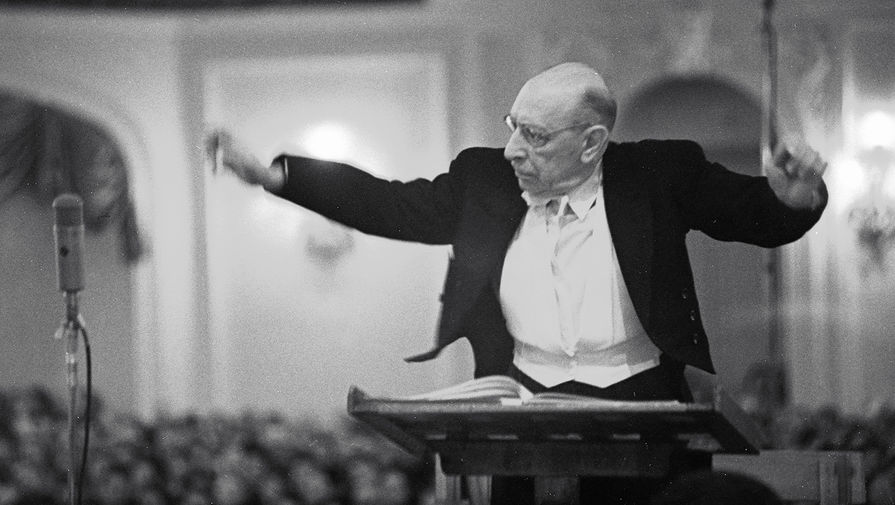 Игорь Федорович Стравинский дирижирует оркестром, 1969 год