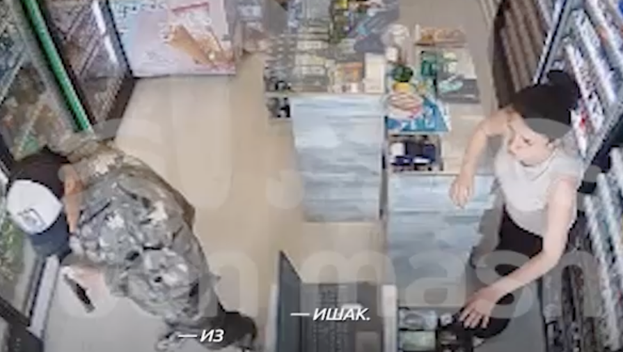 В Ростове-на-Дону мужчина с пистолетом ограбил магазин и извинился за это перед продавцом