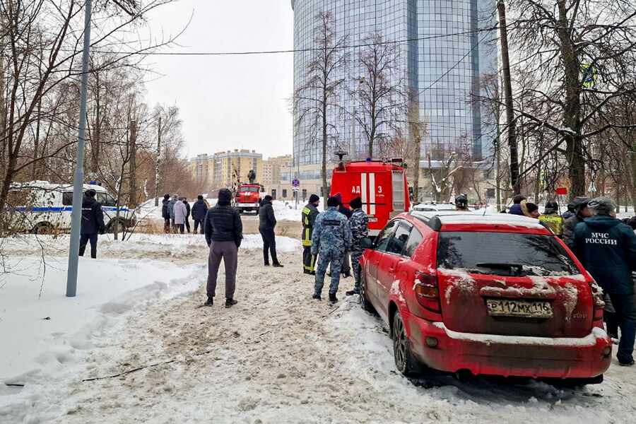 Автомобили экстренных служб около&nbsp;ЖК &laquo;Лазурные небеса&raquo; в&nbsp;Казани, 21&nbsp;декабря 2024&nbsp;года