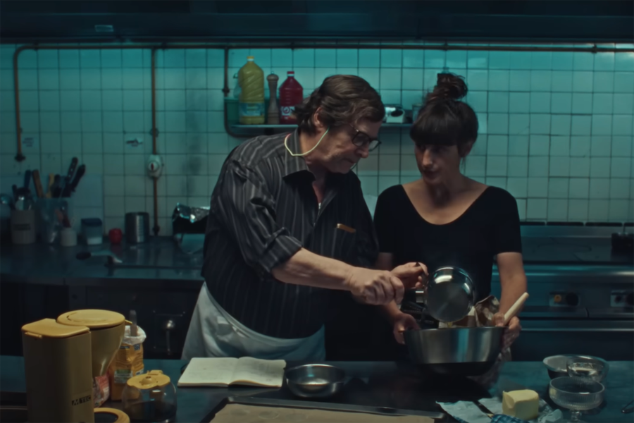 <b>«Рецепт счастья» (Partir un jour), реж. Амели Боннен</b>
<br><br>
<b>Где и когда смотреть:</b> в&nbsp;кино &mdash; с&nbsp;21 августа
<br><br>
Французский номинант Каннского кинофестиваля, комедийно-музыкальная мелодрама &mdash; про&nbsp;успешного шеф-повара из&nbsp;Парижа, которая едет в&nbsp;родную деревню, чтобы навестить перенесшего сердечный приступ отца. 