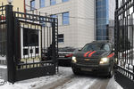 Автомобиль СК России выезжает со служебной территории ведомства
