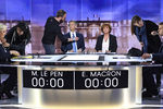 Кандидаты в президенты Франции Марин Ле Пен и Эммануэль Макрон перед началом теледебатов в студии около Парижа, 3 мая 2017 года