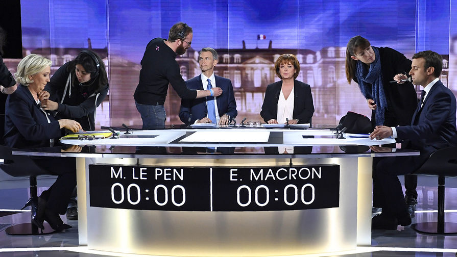 Кандидаты в&nbsp;президенты Франции Марин Ле Пен и Эммануэль Макрон перед&nbsp;началом теледебатов в&nbsp;студии около&nbsp;Парижа, 3&nbsp;мая 2017&nbsp;года