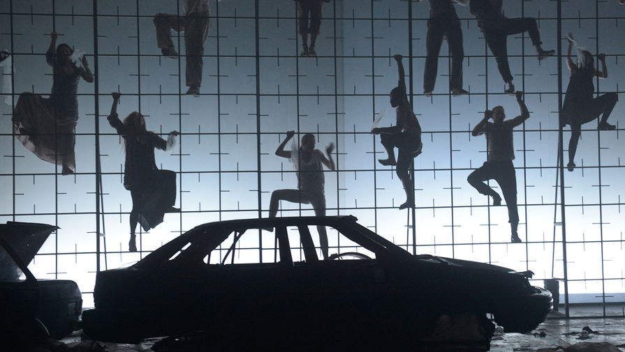 Артисты «Седьмой студии» в сцене из спектакля «Метаморфозы» на «Платформе» центра современного искусства «Винзавод»