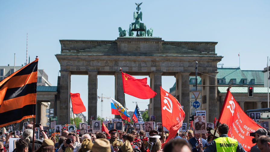 Посольство России осудило запрет на флаг РФ в День Победы в Берлине