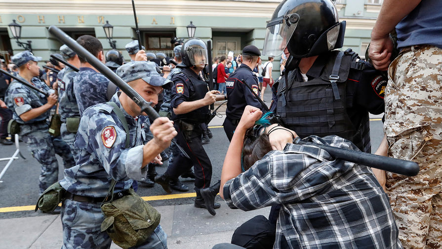 Сотрудники правоохранительных органов разгоняют участников несанкционированной акции в&nbsp;Москве против изменения пенсионного законодательства, Москва, 9 сентября 2018 года