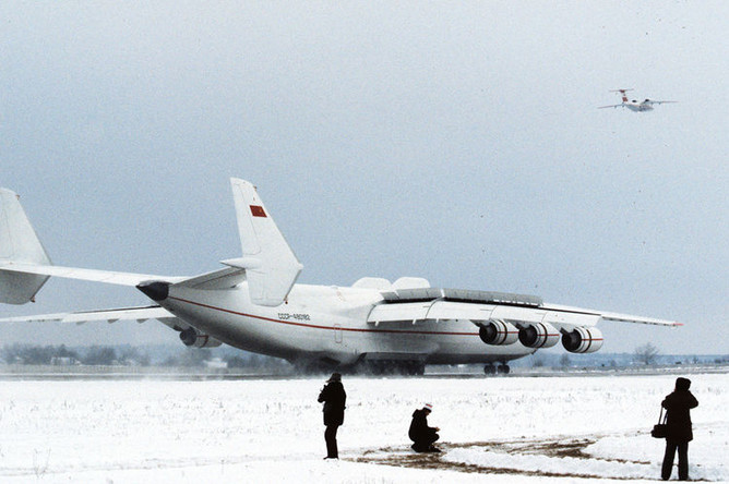 Транспортный самолет АН-225 «Мрия» («Мечта») во время первого испытательного полета, 21 декабря 1988 года