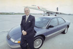 Предcедатель правления Chrysler Ли Якокка около автомобиля Chrysler Concorde на фоне самолета «Конкорд» в Международном аэропорту имени Джона Кеннеди, 1992 год
