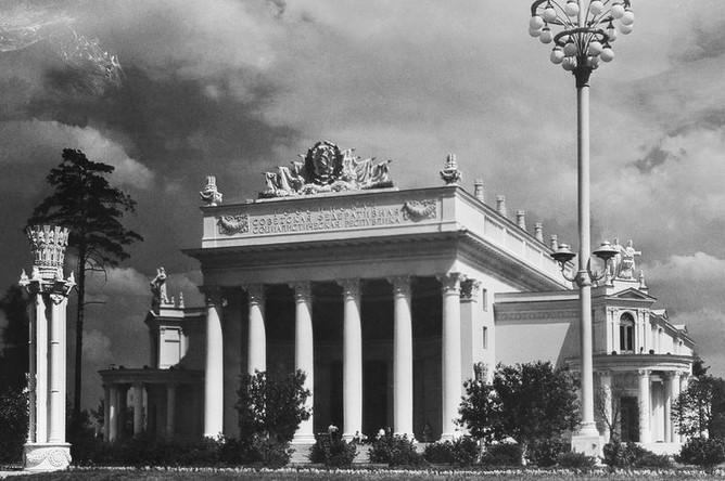 Павильон №71 «Промышленность РСФСР» на площади Дружбы народов на ВДНХ, 1954 год