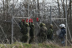 Греческие солдаты укрепляют пограничный забор с Турцией колючей проволокой