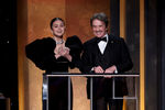 Селена Гомес и Мартин Шорт на сцене 28-й церемонии вручения премии Гильдии киноактеров в Санта-Монике, Калифорния, США, 27 февраля 2022 года