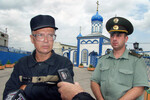 Эдуард Лимонов отвечает на вопросы журналистов на территории колонии в городе Энгельс, 2003 год