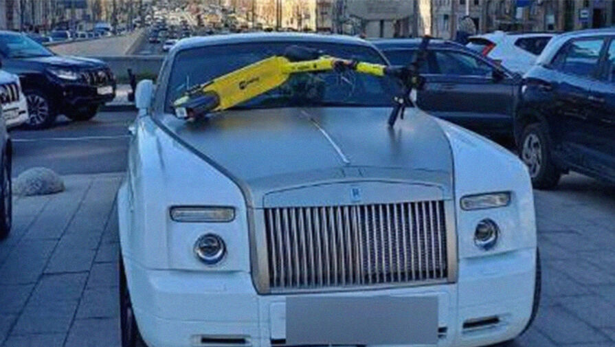 В Москве неизвестные разбили лобовое стекло Rolls-Royce самокатами и оставили их на машине
