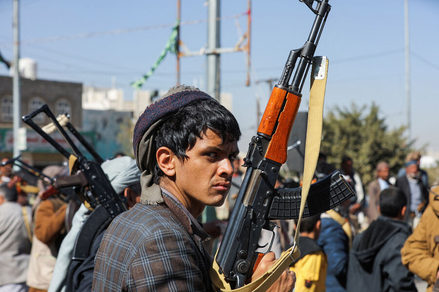 Недавно завербованные хуситы с оружием в руках во время церемонии окончания их обучения в Сане, Йемен, 11 января 2024 