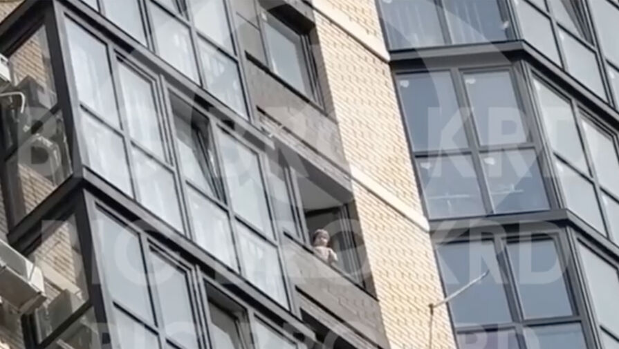 В Краснодаре брошенный матерью ребенок едва не выпал с 22-го этажа