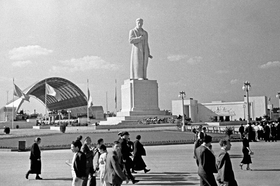 Скульптура И.В. Сталина на&nbsp;площади Механизации на&nbsp;ВДНХ в&nbsp;Москве, 1939&nbsp;год