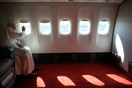 Папа Бенедикт XVI машет встречающим его людям в аэропорту Вашингтона
