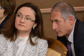 Глава Центрального банка РФ Эльвира Набиуллина и первый заместитель председателя ЦБ РФ Алексей Симановский