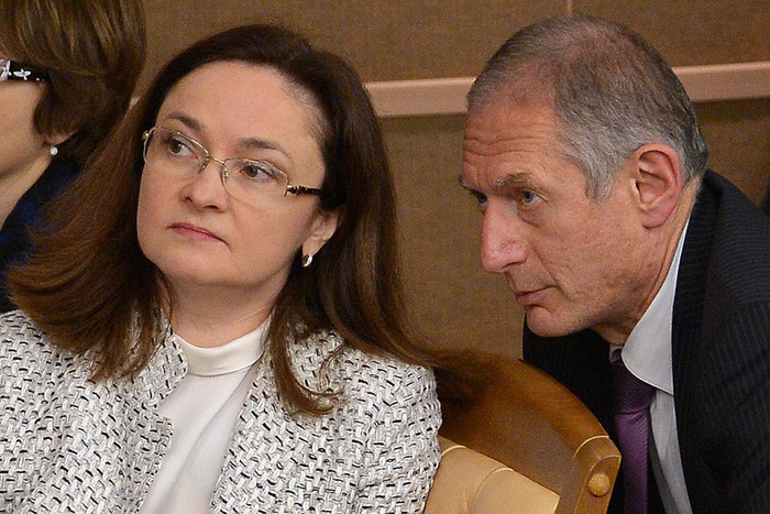 Глава Центрального банка РФ Эльвира Набиуллина и первый заместитель председателя ЦБ РФ Алексей Симановский 