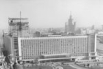 Вид со Спасской башни Московского Кремля на Покровский собор и гостиницу «Россия». 1982 год