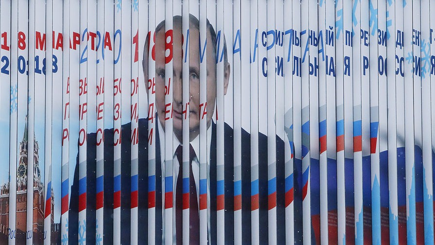 Рекламный щит с изображением президента и кандидата в президенты Владимира Путина в Москве, 15 января 2018 года