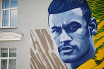 Граффити с изображением игрока сборной Бразилии по футболу Неймара на стене дома в Казани, 2018 год