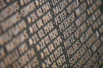 Памятник с именами погибших при столкновении самолетов на авиабазе Рамштайн в 25-ю годовщину катастрофы, 28 августа 2013 года